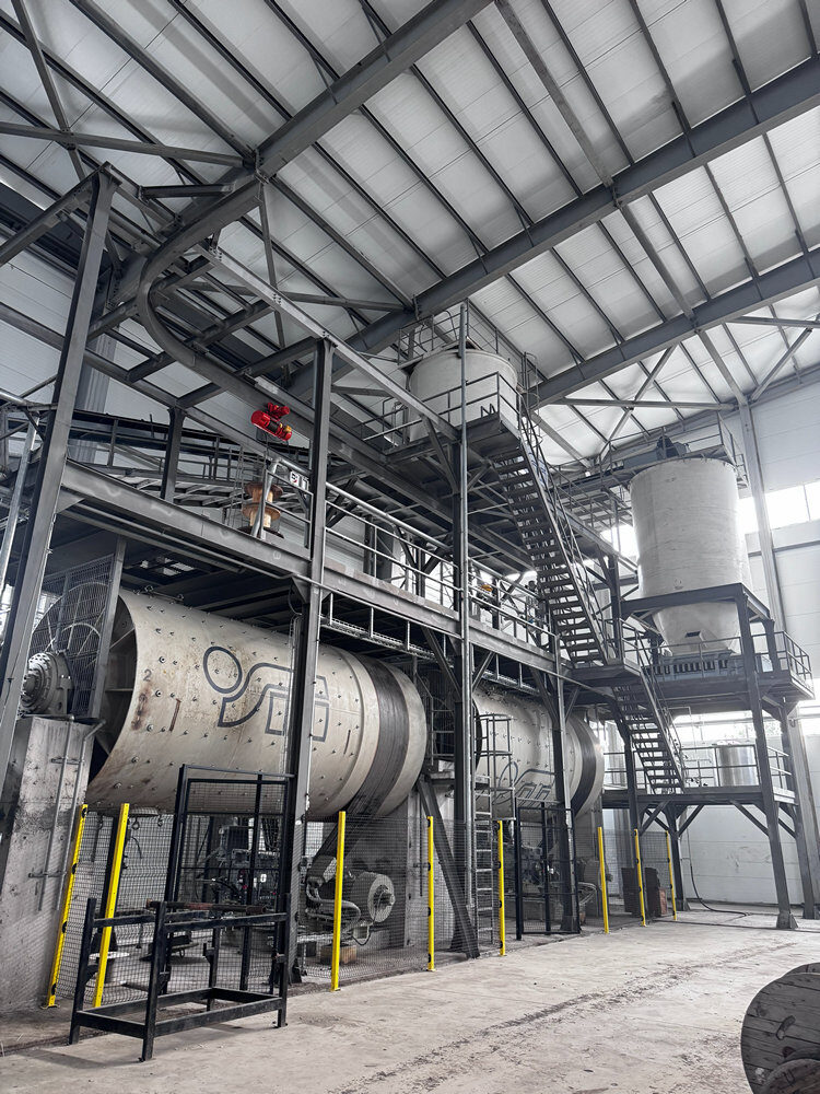 Қырғызстандағы жаңа плитка зауытында сазды ұсақтауға арналған ірі габаритті шарлы диірмен